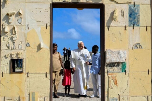 1783162495_2481486-a-lampedusa-le-pape-devant-la-porte-d-europe-erige.jpg