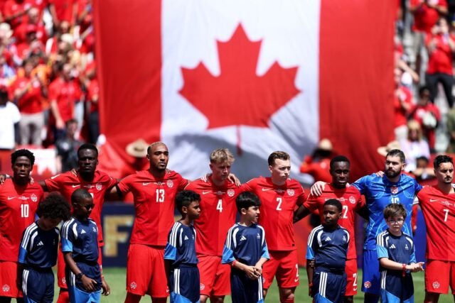 1783182832_2480562-les-joueurs-canadiens-lors-de-l-hymne-national-ava.jpg