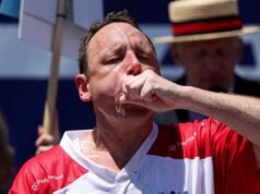 “រឿងព្រេងនិទាន” Joey Chestnut ឈ្នះការប្រកួតឆ្កែក្តៅលើកទី 18 របស់គាត់។