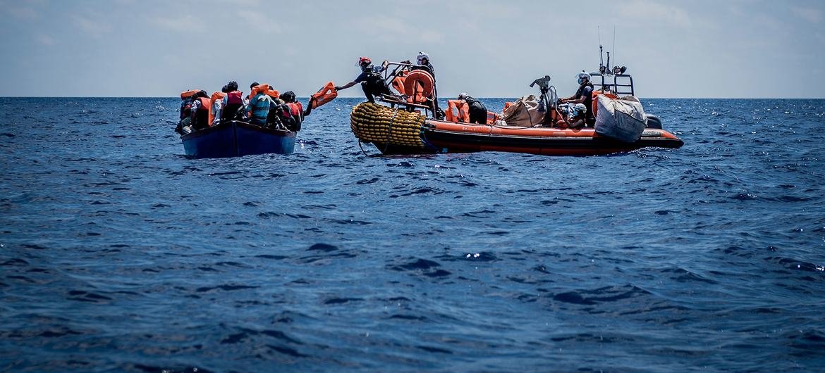 ក្រុមសង្គ្រោះ SOS Mediterranee ជួយជនចំណាកស្រុកដែលមានទុក្ខព្រួយនៅលើទូកឈើនៅសមុទ្រមេឌីទែរ៉ាណេ ថ្ងៃទី 25 ខែមិថុនា ឆ្នាំ 2020។