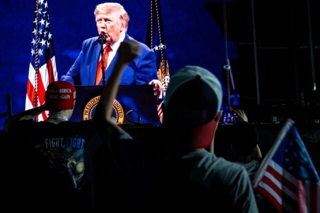 1783291811_2482132-des-spectateurs-assistent-au-discours-de-donald-tr.jpg