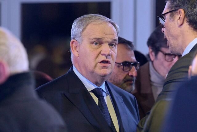 1783447934_2484152-francois-noel-buffet-le-18-decembre-dernier-emmanu.jpg