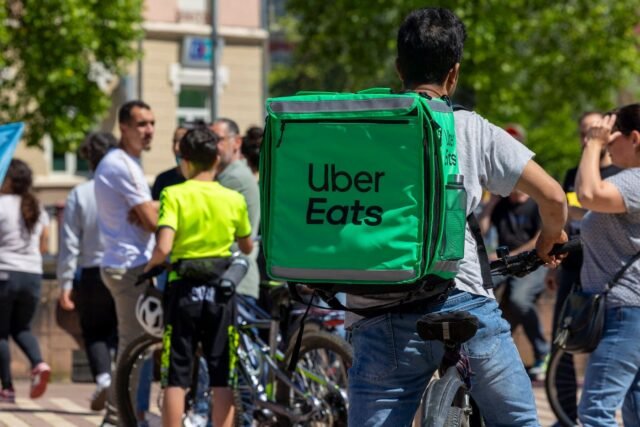 1783515252_2484841-les-livreurs-a-velo-uber-eats-et-deliveroo-ne-trav.jpg