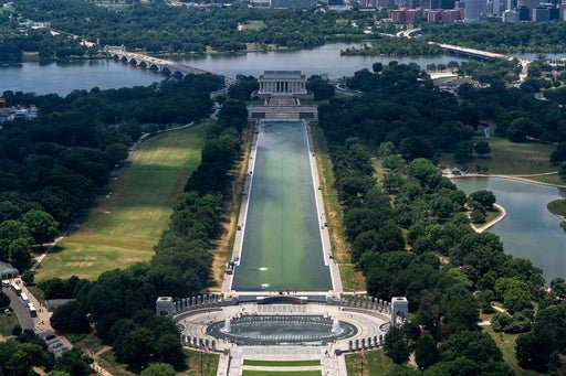 អាងរំលឹកអនុស្សាវរីយ៍ Lincoln បានប្រែពណ៌បៃតងកាលពីខែមុនពីសារាយ