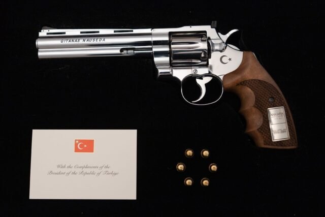 1783640039_2486192-photo-du-revolver-offert-au-president-lituanien-pa.jpg