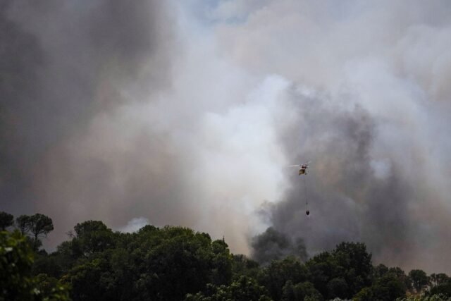 1783670159_2486520-un-helicoptere-survole-le-3-juillet-2026-un-feu-de.jpg