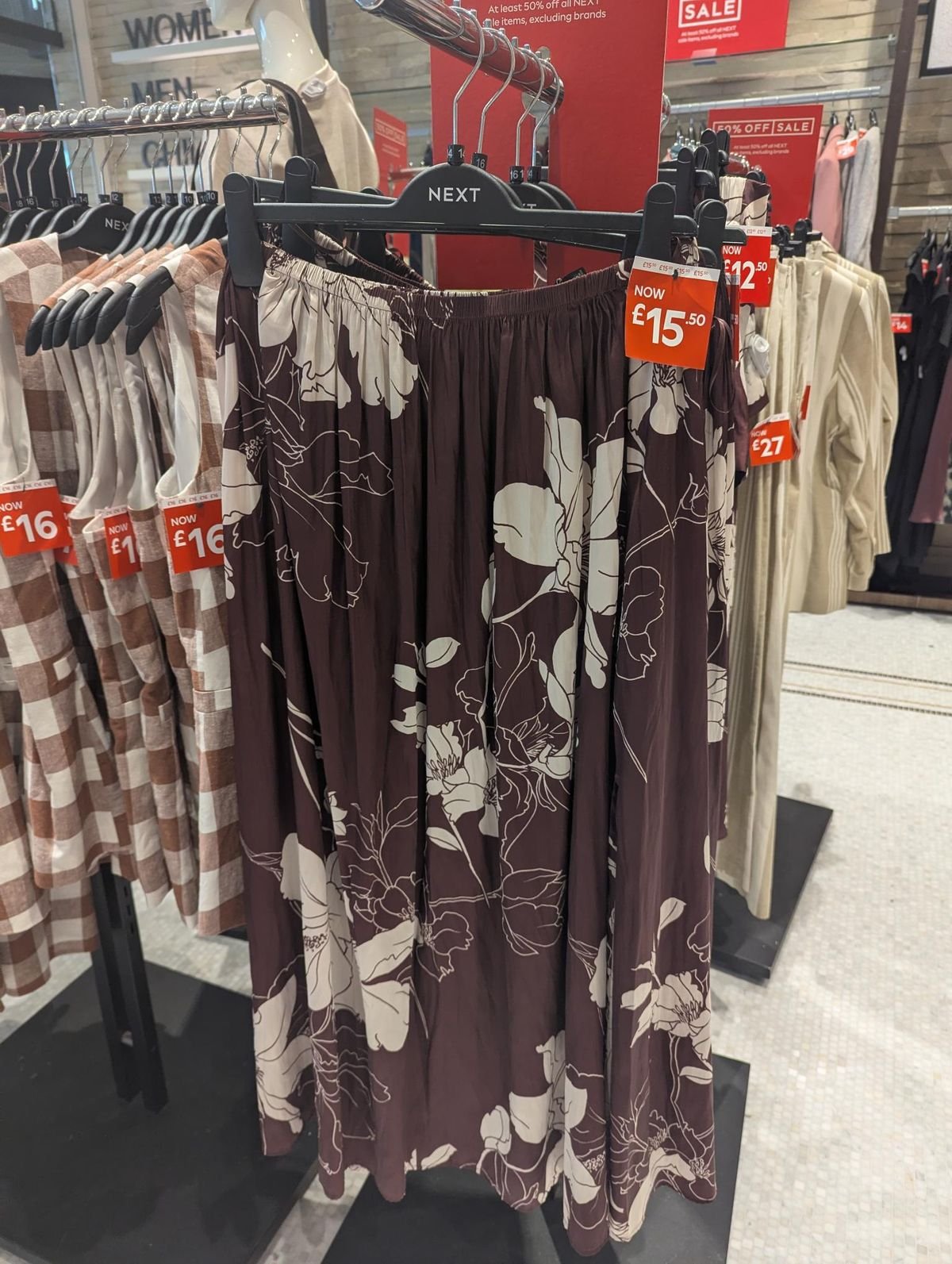 រូបភាពនៃសំពត់ burgundy satin midi នៅក្នុងការលក់រដូវក្តៅបន្ទាប់ 