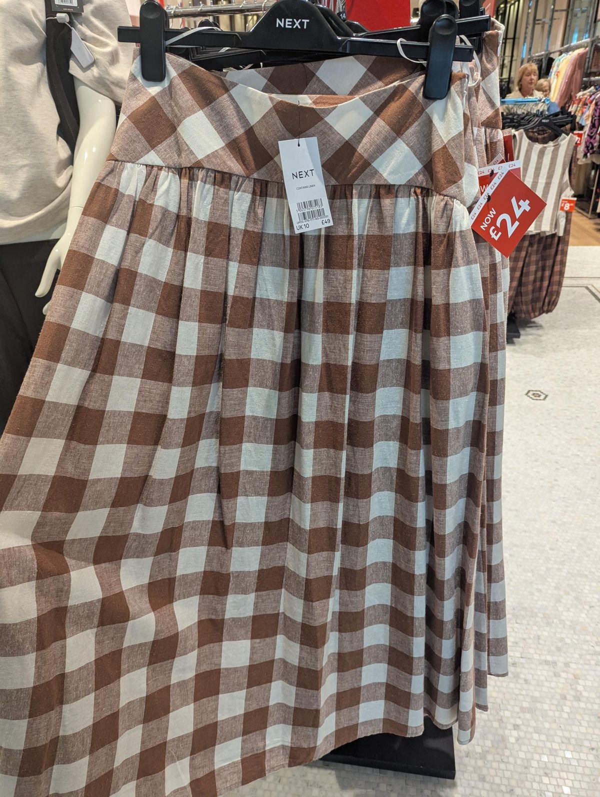 រូបភាពនៃសំពត់ gingham ពណ៌ត្នោតនៅក្នុងការលក់រដូវក្តៅបន្ទាប់ 