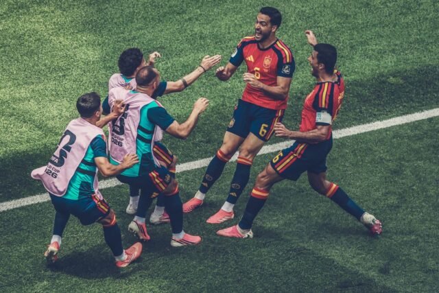 1783755623_2487458-l-equipe-espagnole-celebre-son-deuxieme-but-contre.jpg