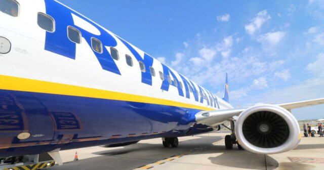 1783814170_ryanair-panique-dans-un-vol-de-la-grece-a-l-allemagne-un-hublot-casse-et-aspire-un-homme.jpg