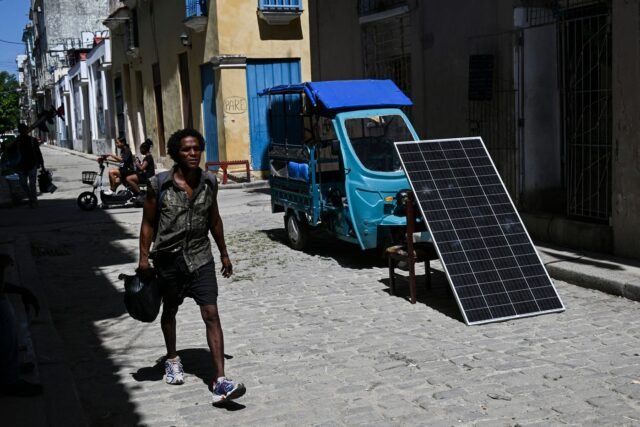 1783814880_2487535-un-panneau-solaire-recharge-une-batterie-dans-une-.jpg