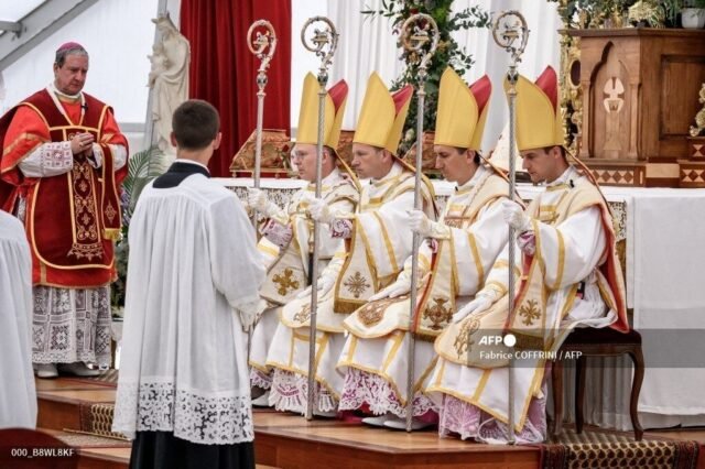 1783819197_2487196-lors-de-la-consecration-schismatique-d-eveques-par.jpg