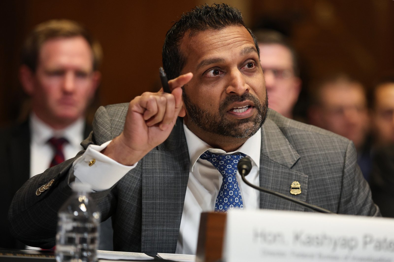 នាយក FBI លោក Kash Patel ត្រូវបានគេរាយការណ៍ថាបានទទួលភារកិច្ចក្នុងការស៊ើបអង្កេតការលេចធ្លាយដែលនាំឱ្យរបាយការណ៍របស់ New York Times លាតត្រដាងពីកំហុសសុវត្ថិភាពដែលត្រូវបានចោទប្រកាន់លើយន្តហោះ Air Force One ដែលអំណោយពីកាតារបស់ប្រធានាធិបតី Donald Trump ។