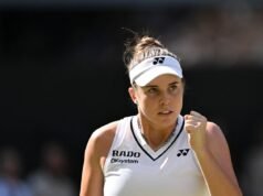 ឆេក Linda Noskova ឈ្នះការប្រកួត Grand Slam លើកដំបូងរបស់នាង ដោយបានយកឈ្នះមិត្តរួមជាតិ Karolina Muchova នៅវគ្គផ្តាច់ព្រ័ត្រ Wimbledon