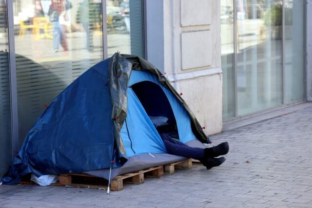 1783823513_2487091-un-homme-sans-domicile-fixe-vit-dans-une-tente-sur.jpg