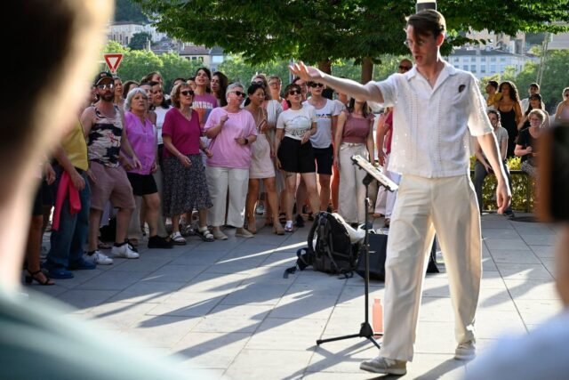 1783832637_2485140-un-concert-de-rue-lors-de-la-fete-de-la-musique-a-.jpg