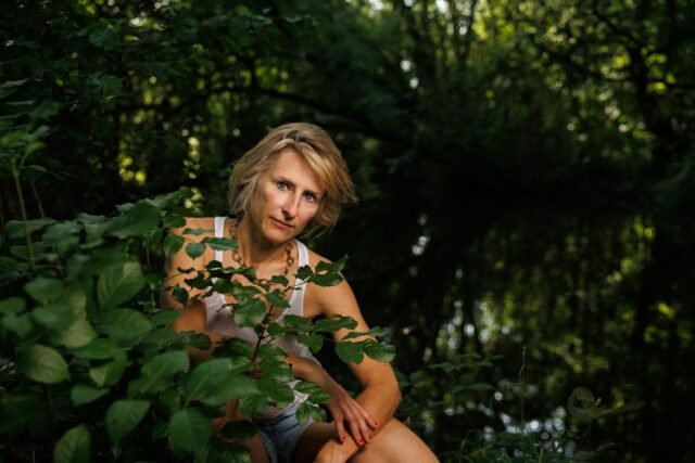 1783855256_2484800-l-artiste-michaela-sanson-braun-sur-les-bords-du-c.jpg