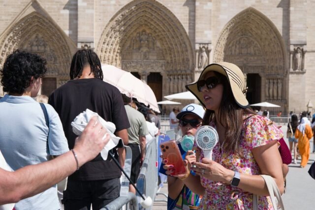1783865453_2488150-des-touristes-font-la-queue-pour-visiter-la-cathed.jpg