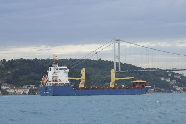 1783922875_2488391-de-grands-navires-de-charge-commerciaux-transitent.jpg