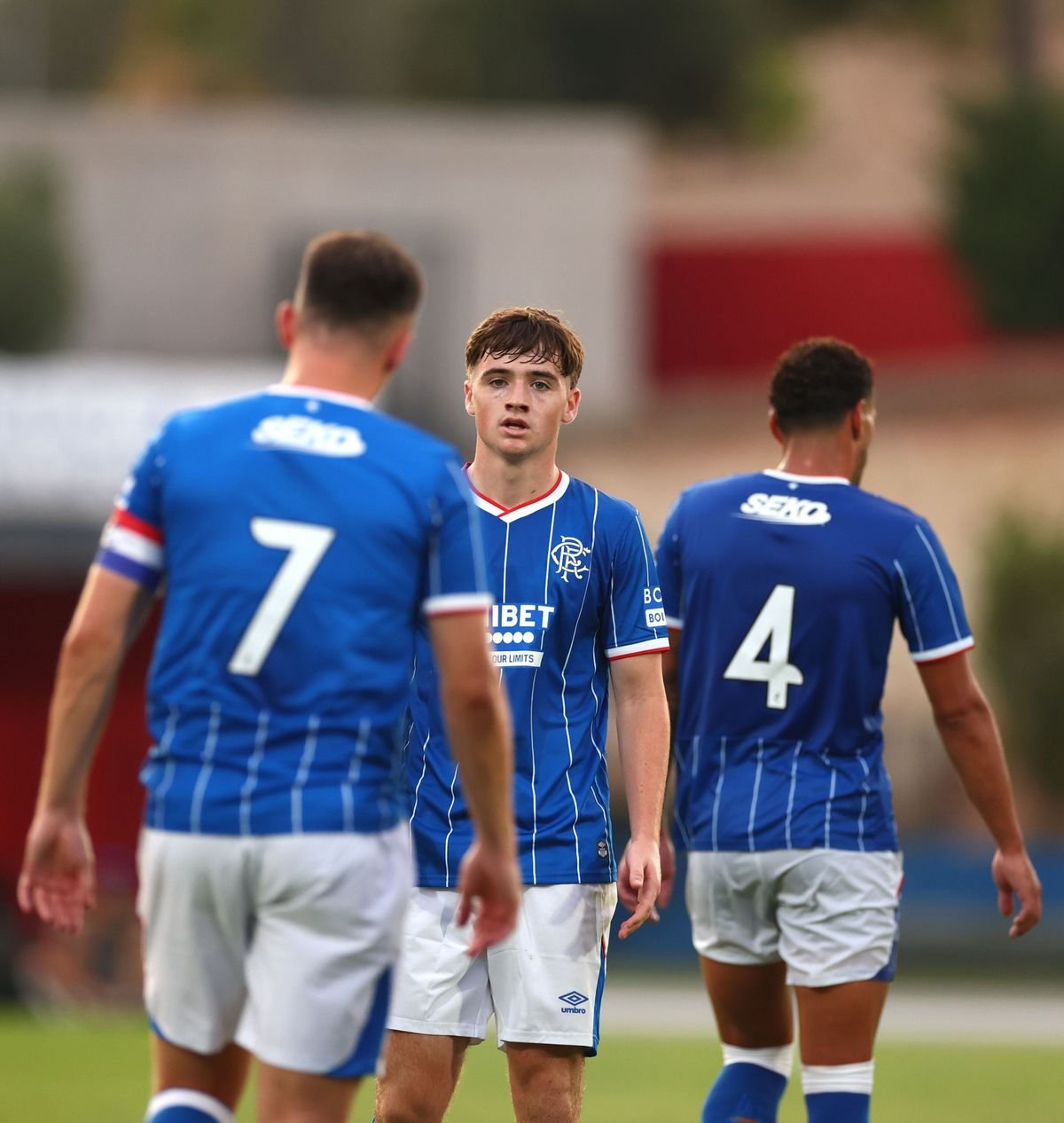 Findlay Curtis និង Lawrence Shankland ដែលពាក់ខ្សែដៃប្រធានក្រុម