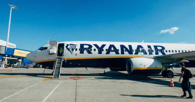 1783950488_impossible-de-rester-dedans-un-vol-ryanair-retarde-par-une-invasion-de-moustiques.jpg