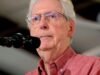 Mitch McConnell ទម្លាយភាពស្ងៀមស្ងាត់របស់គាត់ ហើយនិយាយថាគាត់ “សន្លប់មួយភ្លែត” បន្ទាប់ពីដួល ហើយត្រូវបានព្យាបាលដោយជំងឺរលាកសួតស្រាល។
