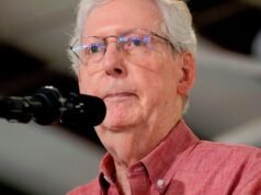 Mitch McConnell ទម្លាយភាពស្ងៀមស្ងាត់របស់គាត់ ហើយនិយាយថាគាត់ “សន្លប់មួយភ្លែត” បន្ទាប់ពីដួល ហើយត្រូវបានព្យាបាលដោយជំងឺរលាកសួតស្រាល។