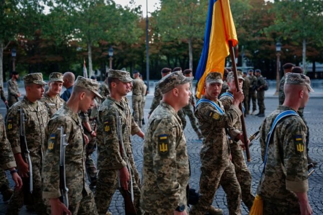 1783973992_2488744-des-militaires-ukrainiens-se-preparent-a-defiler-l.jpg