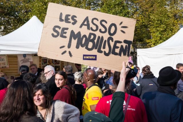 1783984553_2487178-un-rassemblement-des-associations-contre-les-coupe.jpg