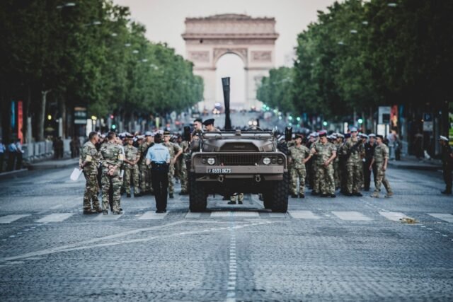 1784010001_2487069-plus-de-8-500-soldats-defileront-sur-terre-et-dans.jpg