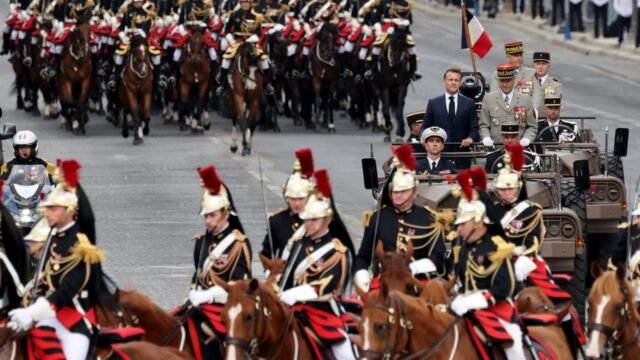 1784013847_Emmanuel-Macron-le-chef-d-etat-major-des-armees-le-general-Thierry-Bukhard-et-le-gouverneur-militair.jpeg