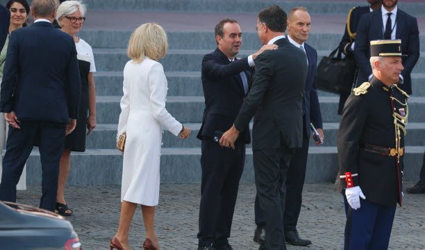 ស្ត្រីទីមួយ Brigitte Macron និងនាយករដ្ឋមន្ត្រី Sébastien Lecornu ។ រូបថតរបស់ Sipa/JP Parente