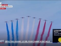 Patrouille de France ហោះពីលើ Champs-Élysées ហើយបើកក្បួនដង្ហែ