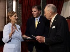 ប្អូនស្រីរបស់ Lindsey Graham ឈ្មោះ Darline បានស្បថចូលកាន់តំណែងនៅព្រឹទ្ធសភារដ្ឋ South Carolina បន្ទាប់ពីមរណភាពរបស់គាត់។