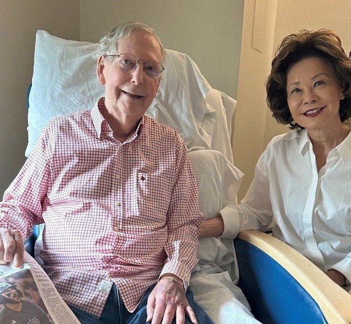 អ្នកហាត់ការរបស់ Washington Post បានទៅដល់បាតនៃរូបថតដែលហៅថាភស្តុតាងនៃជីវិតរបស់សមាជិកព្រឹទ្ធសភា Mitch McConnell ដែលបង្ហាញនៅក្នុងផ្នែកកីឡារបស់កាសែត