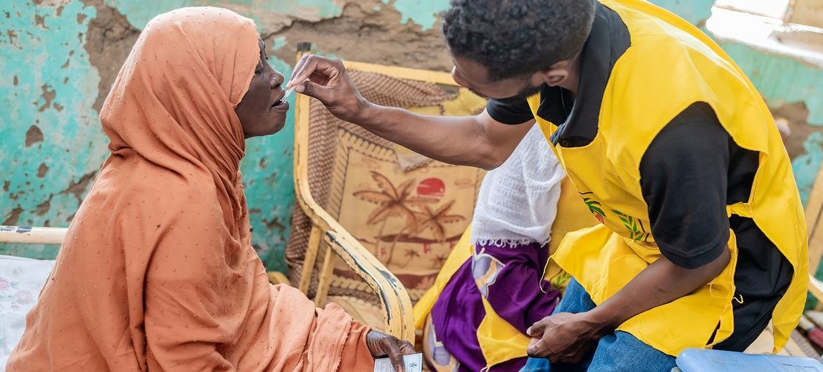 បុគ្គលិកអង្គការ UNICEF ចាក់វ៉ាក់សាំងជំងឺអាសន្នរោគតាមមាត់ដល់ស្ត្រីស៊ូដង់ម្នាក់ក្នុងទីក្រុង Kosti រដ្ឋ White Nile។