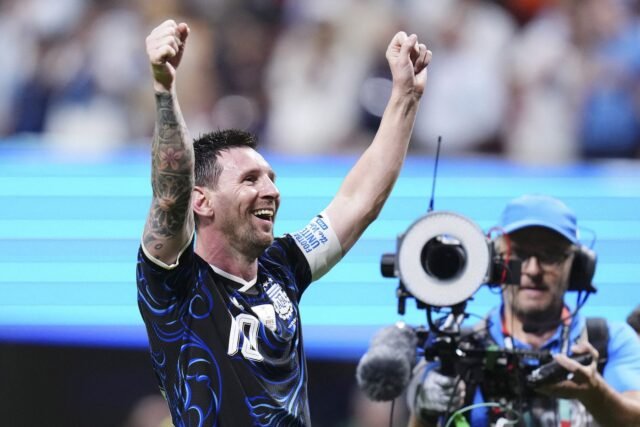 1784180045_2490892-l-argentin-lionel-messi-celebre-la-victoire-a-liss.jpg