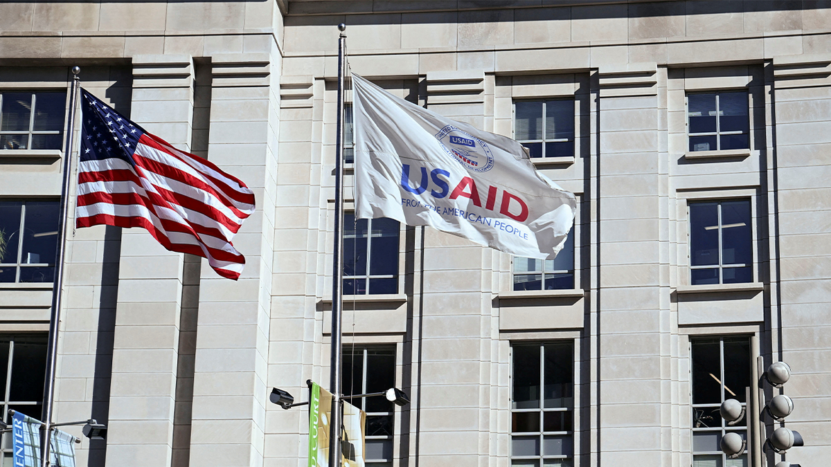 ទង់ជាតិ USAID ហោះនៅពីមុខទីស្នាក់ការកណ្តាលរបស់ខ្លួនក្នុងទីក្រុង Washington, DC