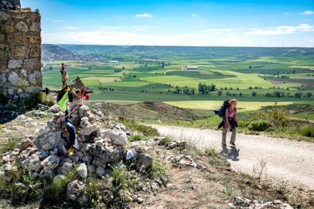 1784209977_2479872-sur-le-chemin-de-compostelle-dans-son-livre-peleri.jpg