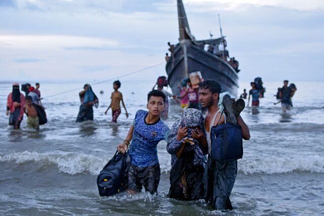 1784293673_2491312-des-rohingyas-debarquent-de-leur-bateau-a-ulee-mad.jpg