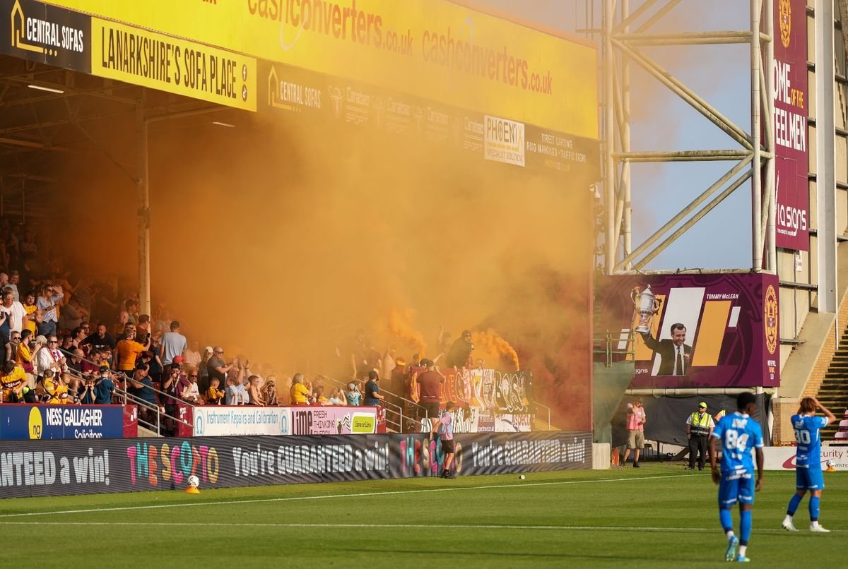 អ្នកគាំទ្រ Motherwell ពន្លឺ pyro