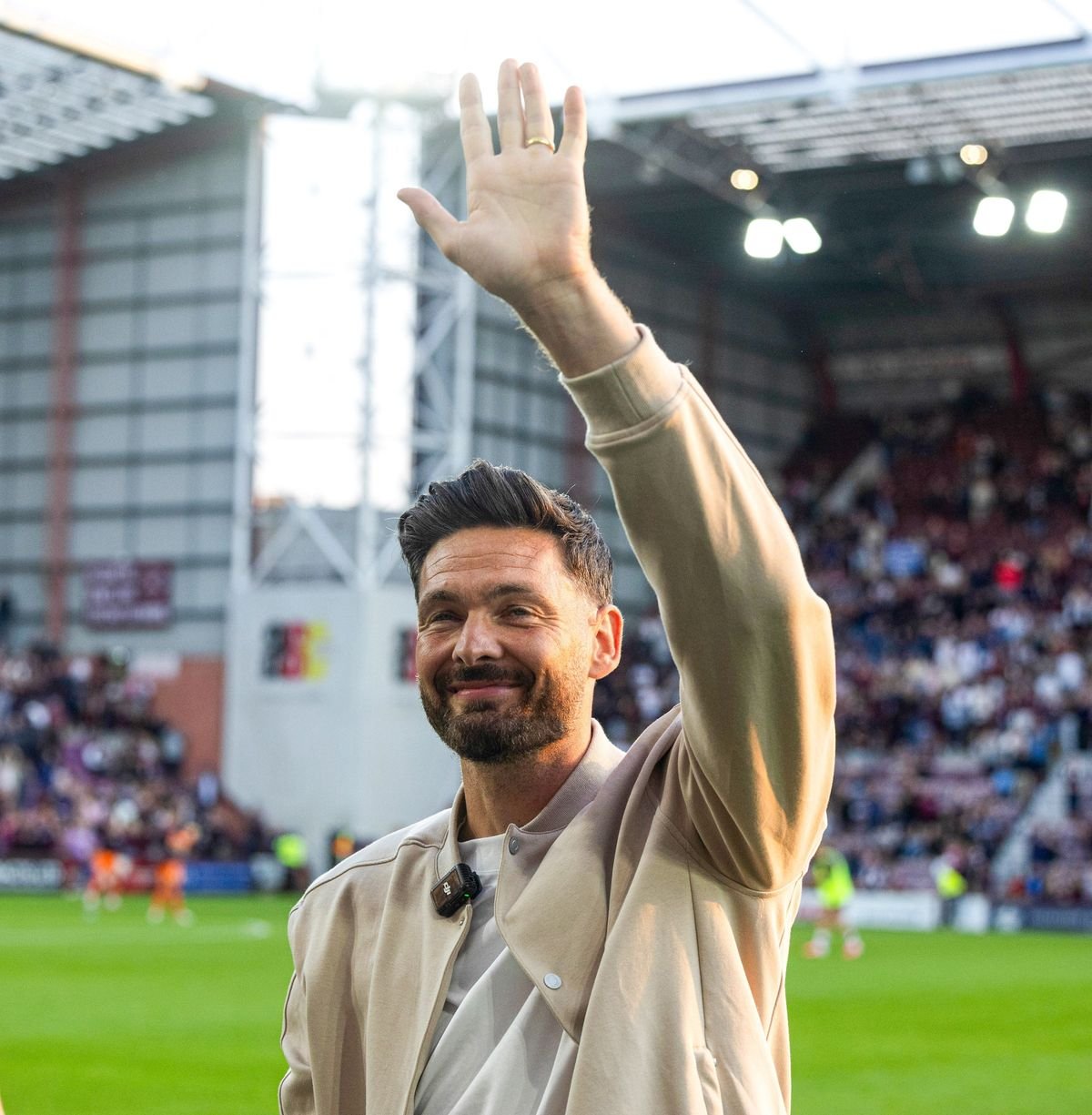 Craig Gordon គ្រវីដៃទៅកាន់អ្នកគាំទ្រនៅពាក់កណ្តាលតង់