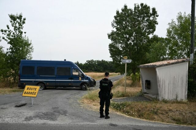 1784522816_2492299-un-gendarme-monte-la-garde-sur-une-route-barree-me.jpg