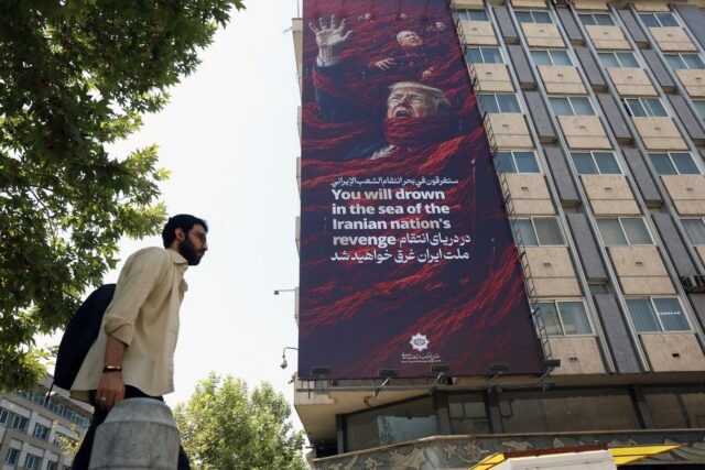1784527113_2493661-un-immense-affichage-promettant-a-donald-trump-et-.jpg