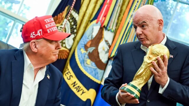 1784549880_Donald-Trump-et-Gianni-Infantino-avec-la-Coupe-du-Monde-dans-le-bureau-de-la-Maison-Blanche-le-22-ao.jpeg