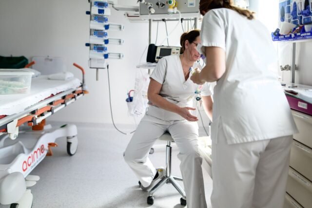 1784691475_2494961-seuls-20-des-professionnels-exercant-en-ehpad-et-a.jpg