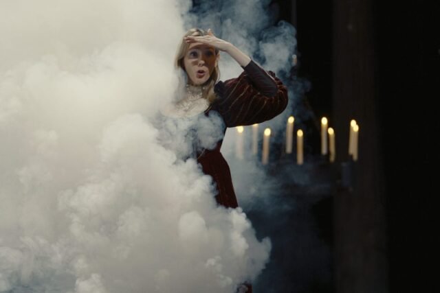 1784707072_2494969-de-la-comedie-francaise-s-immisce-dans-les-couliss.jpg