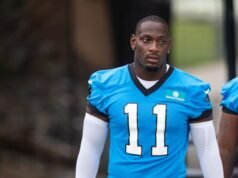 Panthers OLB Nic Scourton ត្រូវបានគេបណ្តេញចេញពីទីលានហ្វឹកហាត់ថ្ងៃដំបូងដោយមានរបួសជង្គង់ស្តាំ។