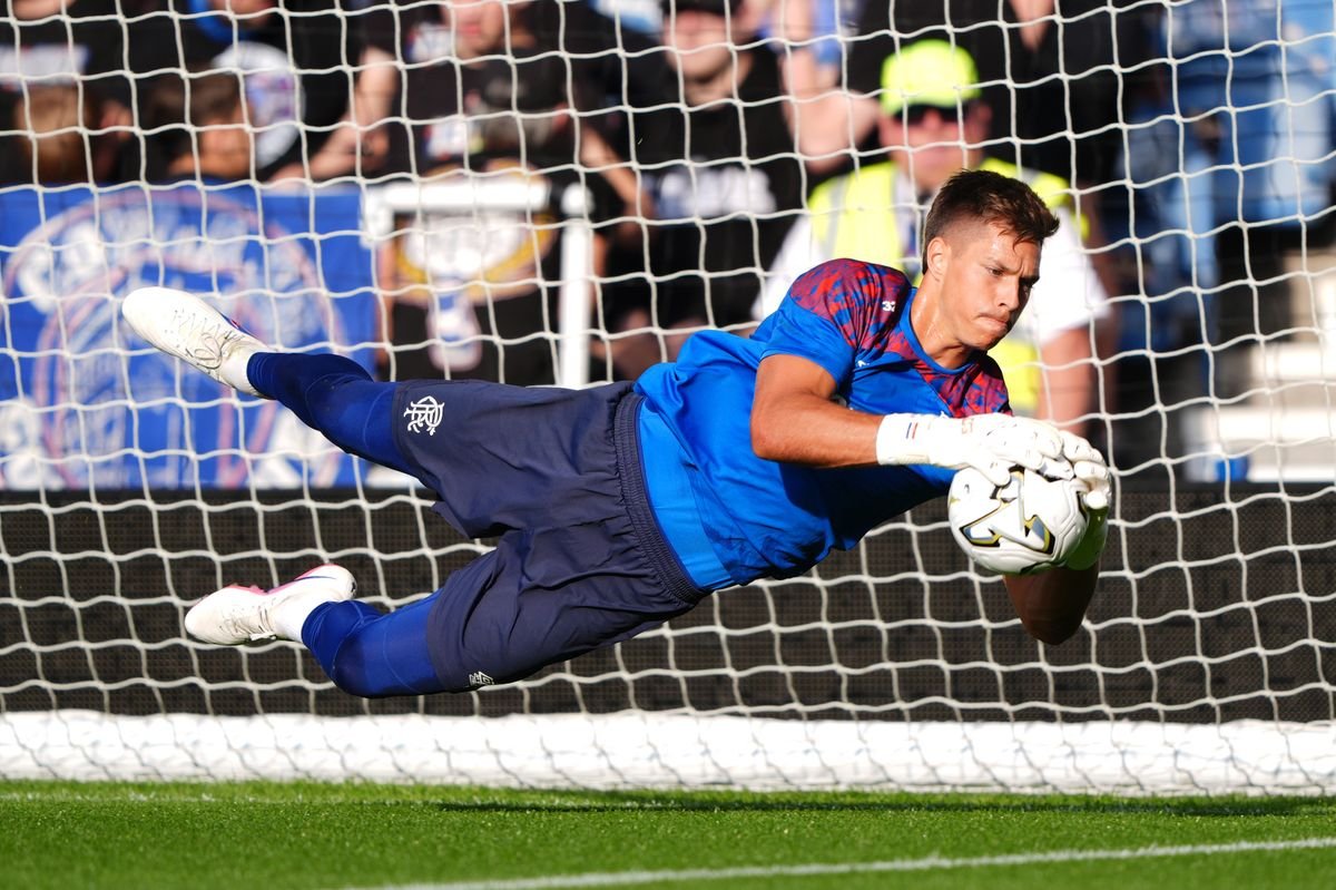 អ្នកចាំទី Rangers កីឡាករ Ivor Pandur ឡើងកម្តៅ
