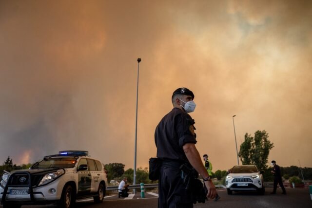 1784922666_2498102-un-agent-de-la-garde-civile-portant-un-masque-de-p.jpg